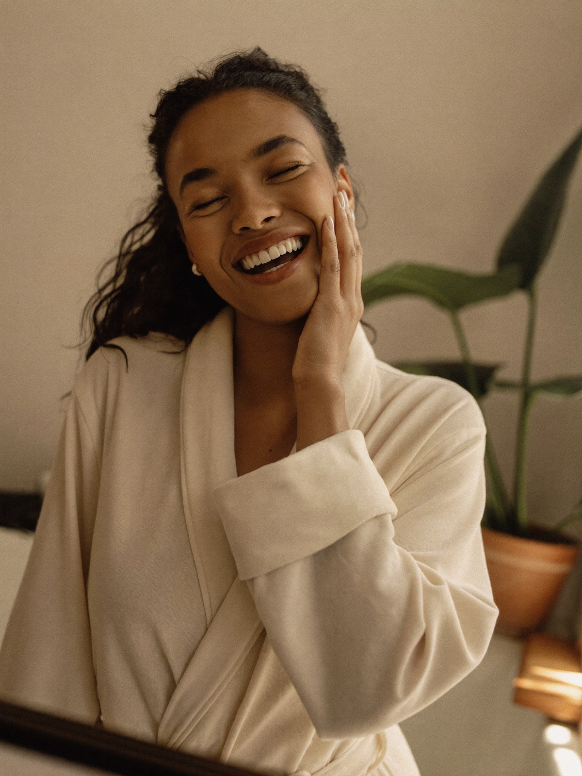 Mujer sonriendo frente al espejo, sintiendose feliz y segura - Luxen