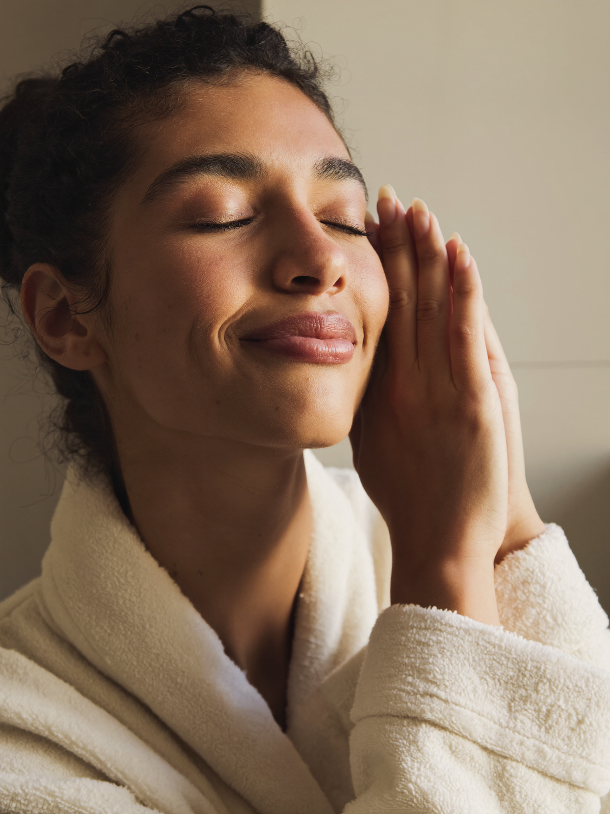 Mujer disfrutando de un momento de calma en casa - Luxen